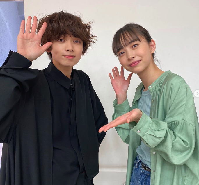 宮世琉弥と井桁弘恵が並んでいる画像