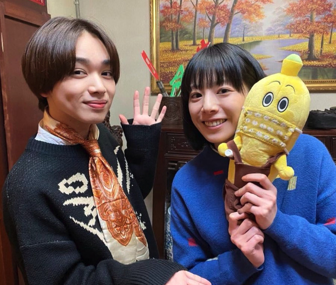 宮世琉弥と夏帆が並んでいる画像