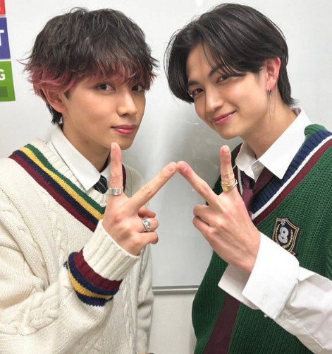 宮世琉弥と綱啓永がダブルピースしている画像