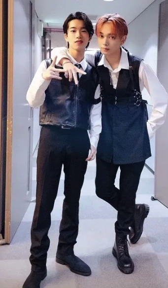 宮世琉弥と森愁斗が肩を組んで並んでいる画像