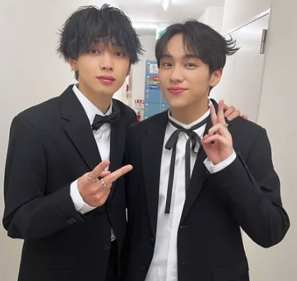 宮世琉弥と山下幸輝がタキシードを着て並んでいる画像