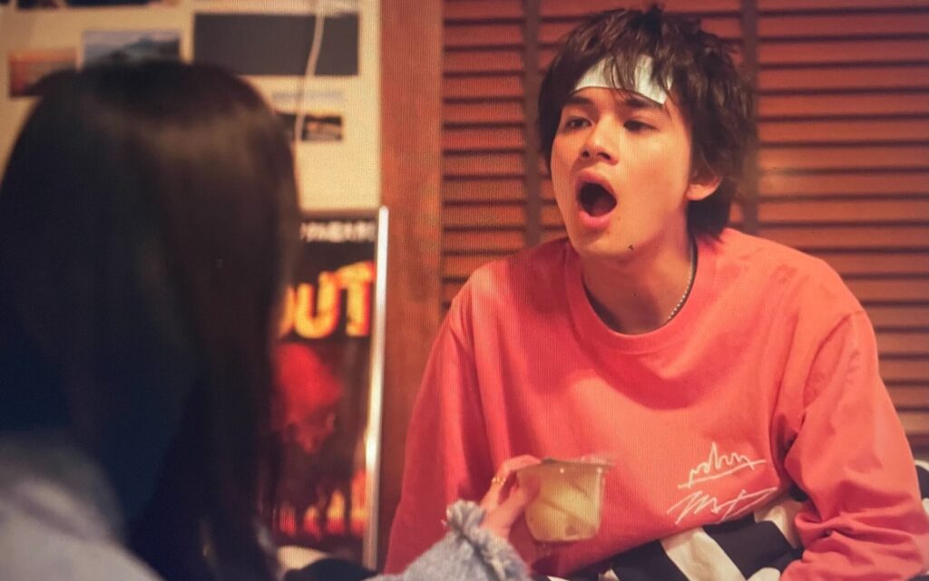 北村匠海があーんをしている画像