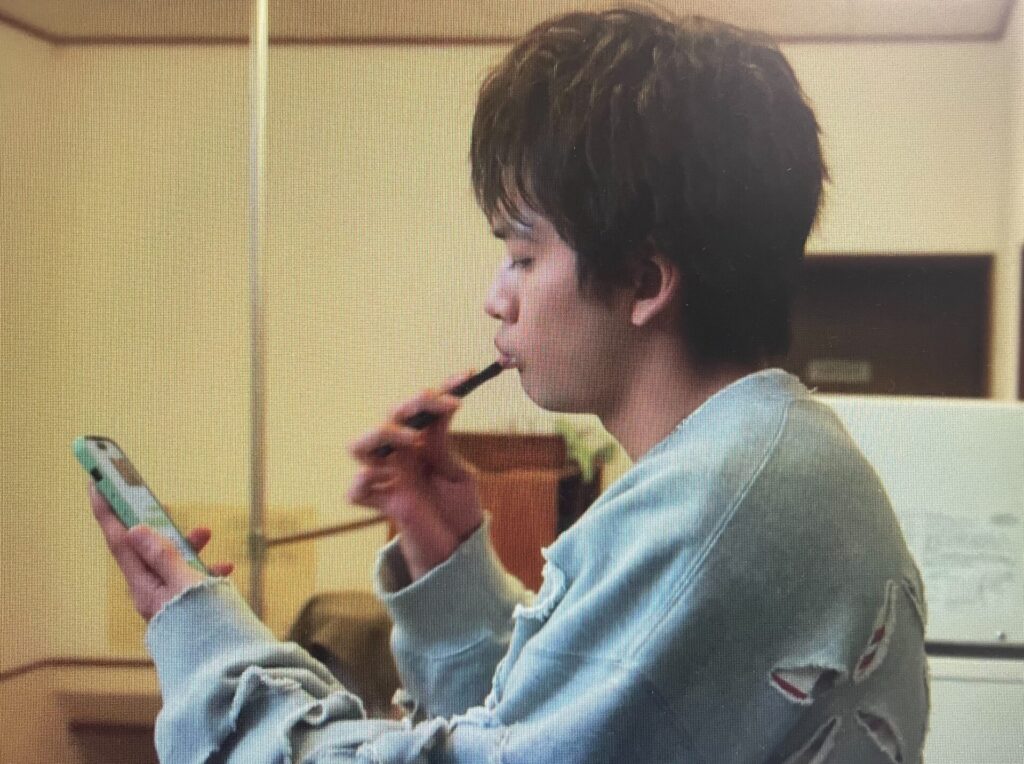 北村匠海が歯磨きをしながらスマホを見ている画像
