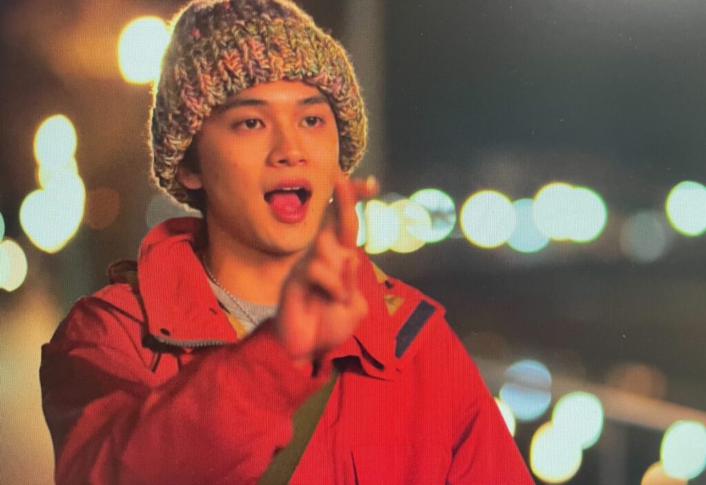 北村匠海がワンコみたいな表情で手話をしている画像