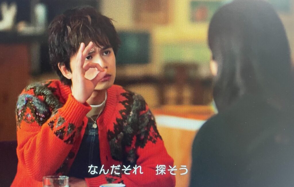 北村匠海がワンコみたいな表情で手話をしている画像
