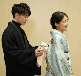 佐藤健が有村架純の帯に触っている画像