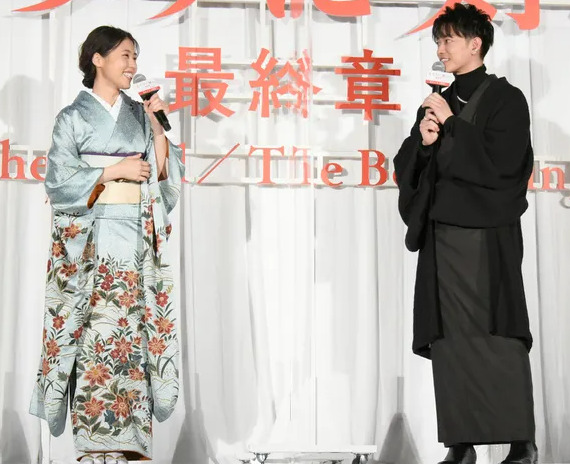 佐藤健と有村架純が見つめ合っている画像