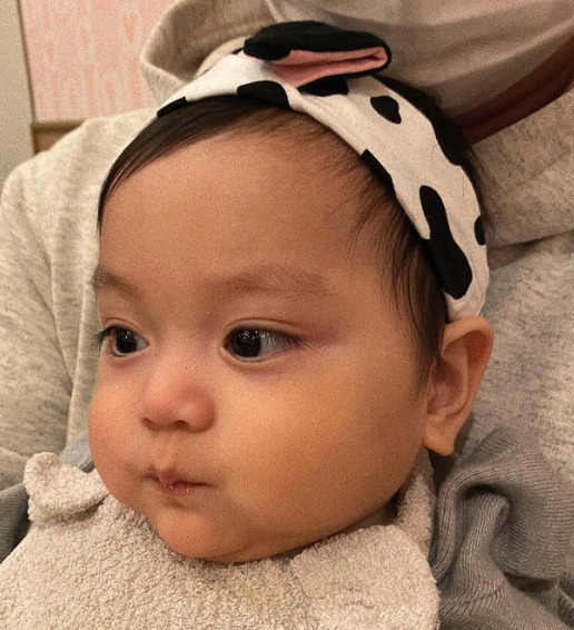 ジャンポケ斉藤さんの息子がヘアバンドしている画像