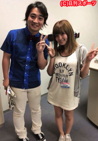 ジャンポケ斉藤さんと瀬戸サオリさんがピースしている画像