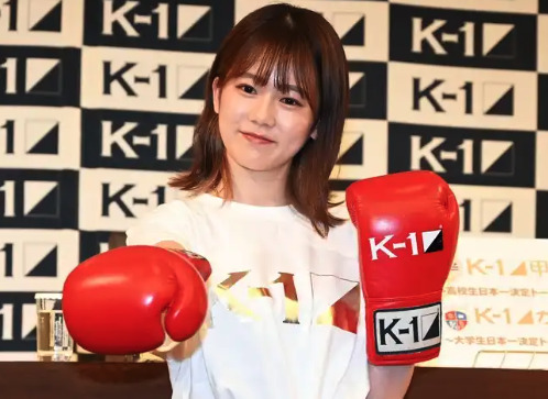 川口葵がボクシンググローブをはめてポーズをとっている画像