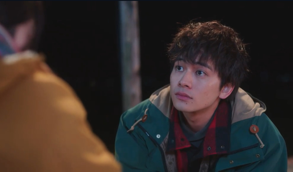 北村匠海がの吉高由里子を覗き込む画像