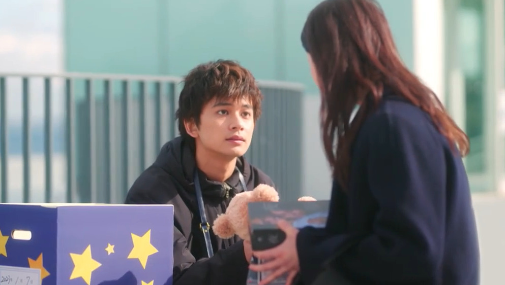 北村匠海と吉高由里子が向き合っている画像