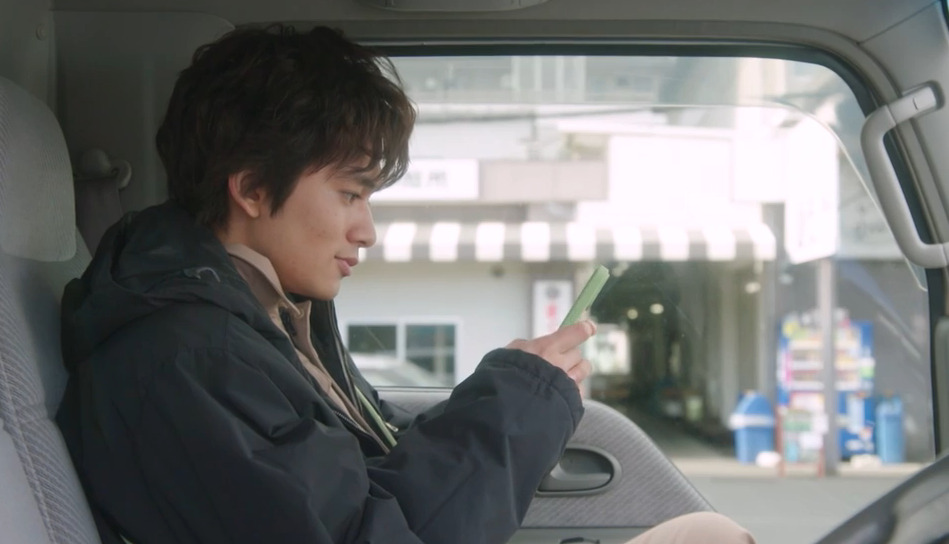 北村匠海がスマホを見ている画像