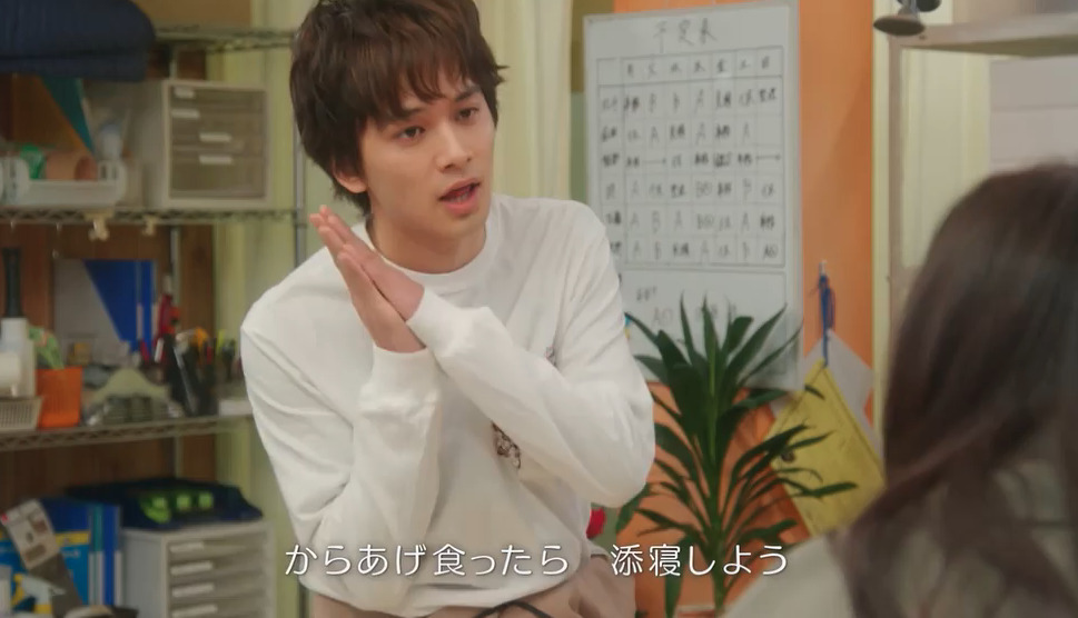 北村匠海が手を添寝の手話をしている画像