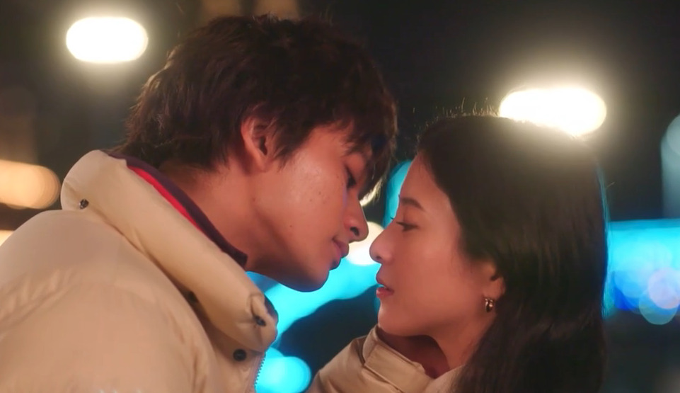 北村匠海が吉高由里子とキスしようとしている画像