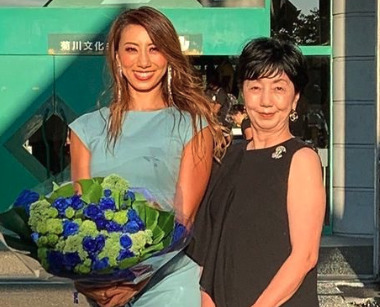 安井友梨と母が並んでいる画像