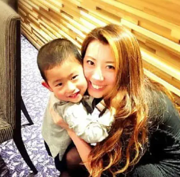 安井友梨と小さい男の子のツーショット画像