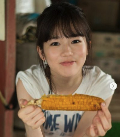 川口葵がとうもろこしを持っている画像