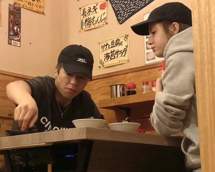 武尊とマギーがもんじゃを食べている画像