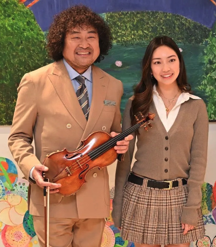 葉加瀬太郎と娘向日葵が並んでいる画像