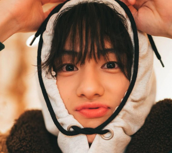 山下幸輝くがフードを深く被っている画像