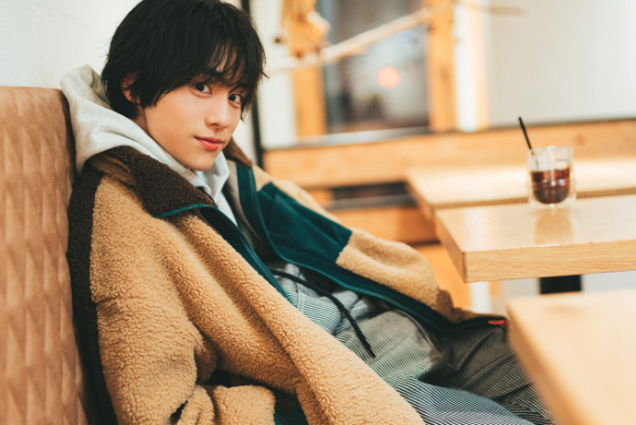 山下幸輝がソファに座っている画像