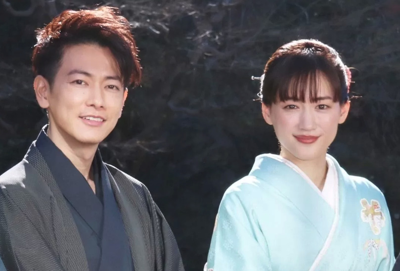 佐藤健と綾瀬はるかが着物を着て並んでいる画像