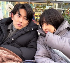 佐藤健と井上真央が一緒に座っている画像