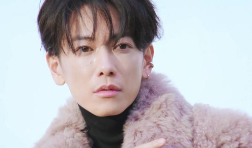 佐藤健がファーの上着を来ている画像