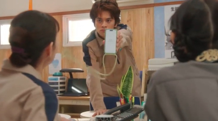 北村匠海がスマホ画面を差し出している画像
