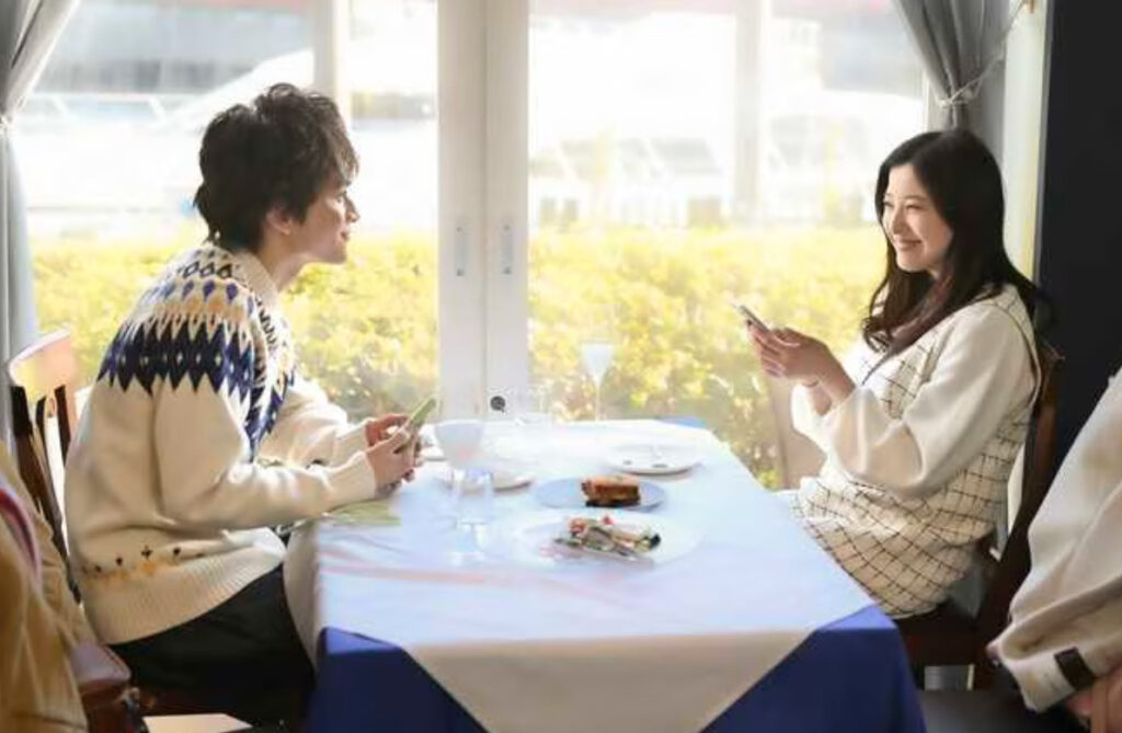 吉高由里子と北村匠海他テーブルを挟んで座っている画像