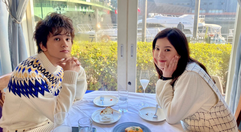 吉高由里子と北村匠海他テーブルを挟んで座っている画像