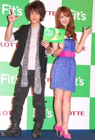 佐藤健と佐々木希が並んでいる画像