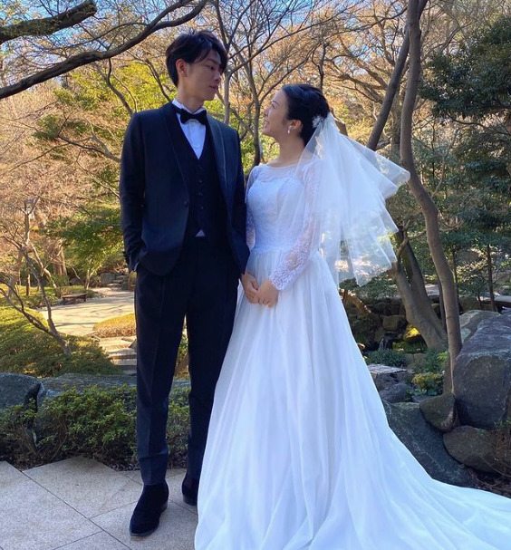 佐藤健と上白石萌音が並んでいる画像