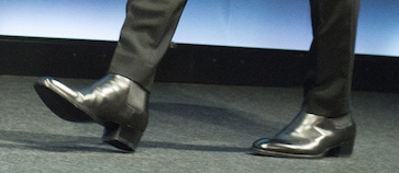 佐藤健がヒールの高い靴を履いている足元の画像
