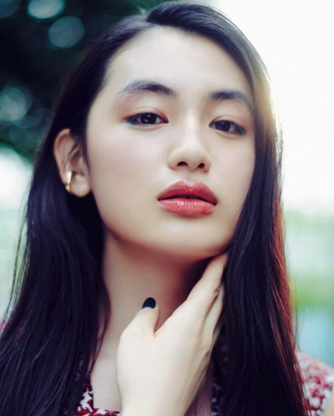 八木莉可子が首元に手を添えている画像