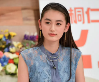 八木莉可子が青いレース調の服を着ている画像