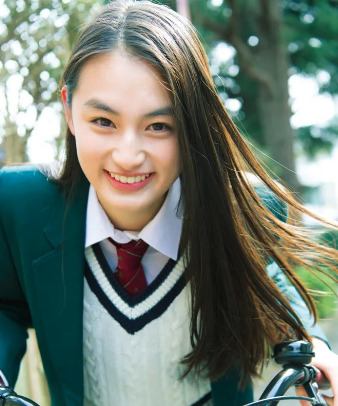 八木莉可子が制服の画像