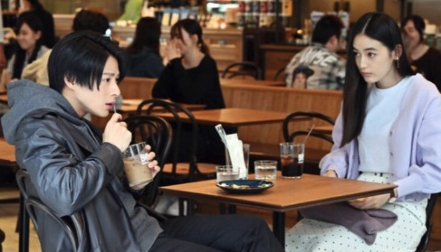 クロサギに出演した際、平野紫耀と向かい合って座る八木莉可子