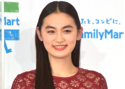 ファミマアンバサダーとしてインタビューを受ける八木莉可子の画像