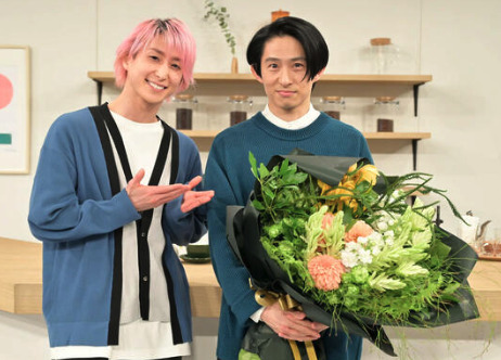 SnowMan佐久間大介と三宅健が並んでいる画像