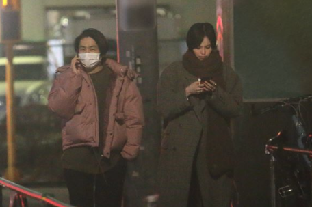 三宅健と比留川游が並んで歩いている画像