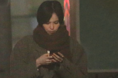 比留川游の手元の指輪を写した画像