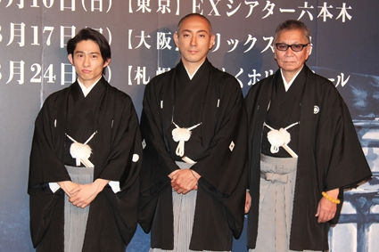 三宅健と市川海老蔵が並んでいる画像