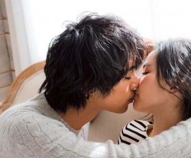 斎藤工と比留川游がキスしている画像