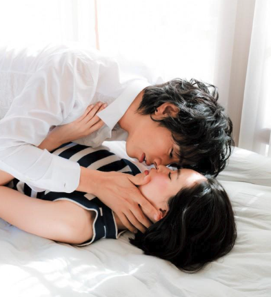 斎藤工と比留川游がベッドでキスしそうな画像