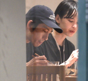 三宅健と比留川游がご飯を食べている画像