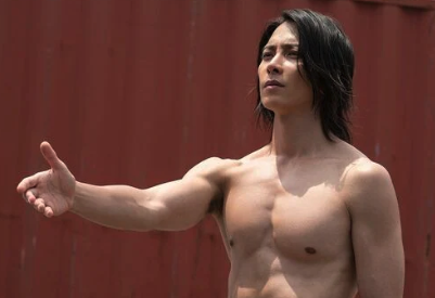 山下智久の上半身画像