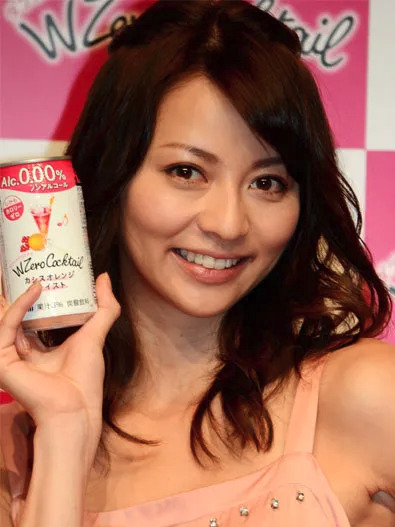 香里奈がアサヒダブルゼロカクテルを持っている画像