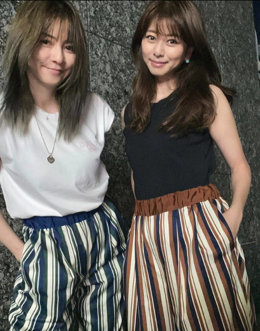 香里奈とELENAが並んでいる画像